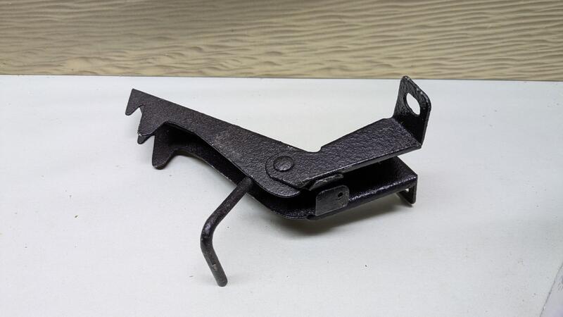 Lukketøj til motorhjelm... OBS! Brugt, men metalliseret og malet og således mere holdbar end et nyt!