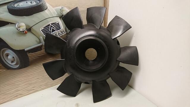 Ventilator propel sort plastic uden kileremshjul - en dyrere model som er mere "fin-slebet" i kanterne