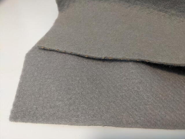Sidebeklædning i gråt stof/filt som originalt