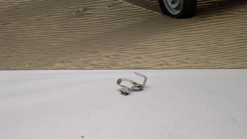 Clips til reguleringskabel på varmekasse, bred (sidder i venstre side/fører-siden)