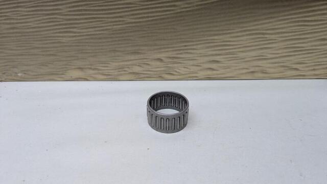 Nålelbøsning  det store for nederste aksel lige ved 4. gear