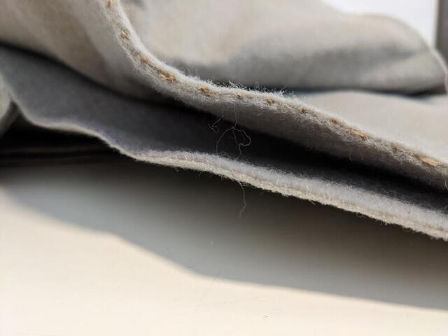 Sidebeklædning i gråt stof/filt 