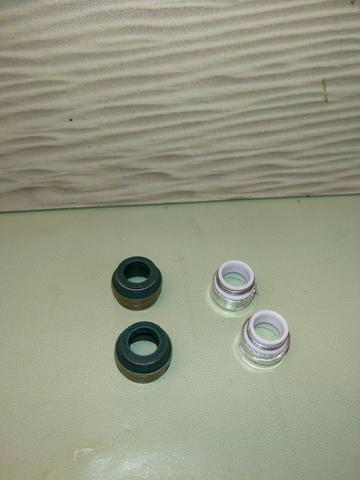 Ventilpakning/"olietyv" til 2CV4/2CV6 sæt (2 x 7,9 mm og 2 x 7,4 mm)